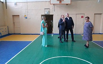 Виктор Калашников проинспектировал реализацию проектов капитального ремонта школ и детских садов в Комсомольске-на-Амуре