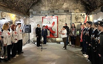 Екатерина Алтабаева приняла участие в торжественной линейке, посвященной окончанию учебного года в Батарейной школе, которая работает в Музейном историко-мемориальном комплексе «35-я береговая батарея» с 2015 года