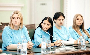 Владимир Кравченко встретился со школьниками, прибывшими в Томск из Луганской Народной Республики