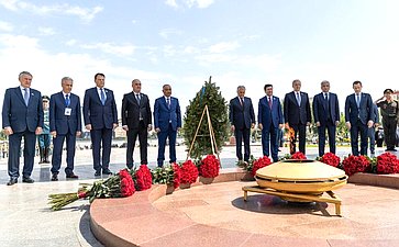 В преддверии заседания Совета ПА ОДКБ главы парламентских делегаций государств-членов ОДКБ возложили венок и цветы к Вечному огню у Монумента Победы, отдав дань памяти и уважения подвигу солдат и офицеров, павших в годы Великой Отечественной войны