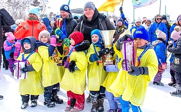 Андрей Хапочкин наградил победителей Суперкубка семейной лиги по хоккею