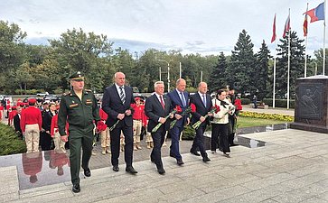 Василий Голубев принял участие в церемонии возложения цветов к стеле «Ростов-на-Дону – город воинской славы». Торжественное мероприятие посвящено 276-летию со дня основания Донской столицы