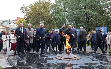 Сенаторы РФ возложили цветы к мемориалу Воину-освободителю в парке им. Ленинского комсомола в Махачкале (фото пресс-служба Министерства экономики и территориального развития Республики Дагестан)