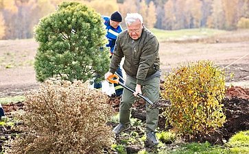 Александр Усс принял участие в высадке деревьев в экопарке «Юдинская долина»