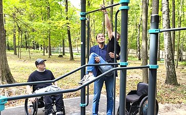 Андрей Хапочкин выступил инициатором проекта создания инклюзивной спортивной площадки для раненых бойцов, проходящих лечение в госпитале им. Н. Н. Бурденко