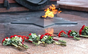 Председатель Совета Федерации Валентина Матвиенко возложила цветы к Могиле Неизвестного Солдата у Кремлевской стены