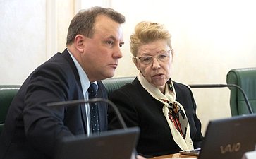 А. Муравьев и Е. Мизулина