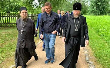 Андрей Турчак посетил Свято-Успенский Святогорский монастырь
