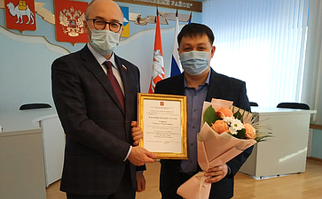 Олег Цепкин вручил заслуженные награды медицинским работникам, работающим в госпитальной базе Сатки