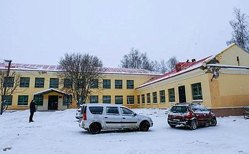Руслан Смашнёв ознакомился с ходом капитального ремонта крыши в Новосельской средней школе Вяземского района Смоленской области