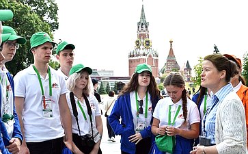 Участники «Поезда Памяти» возложили цветы к Могиле Неизвестного Солдата в Александровском саду и посетили Кремль