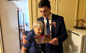 Роман Маслов поздравил ветеранов с наступающим Днём Победы