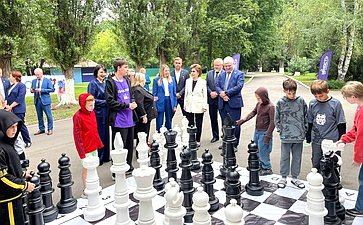 Галина Карелова вместе с губернатором области Александром Гусевым побывала в двух лагерях – оздоровительном «Юность» и пришкольном «Эврика»