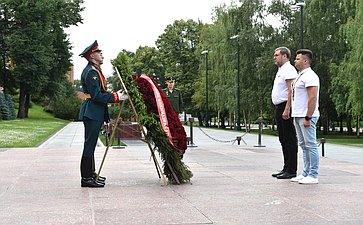 Участники «Поезда Памяти» возложили цветы к Могиле Неизвестного Солдата в Александровском саду и посетили Кремль