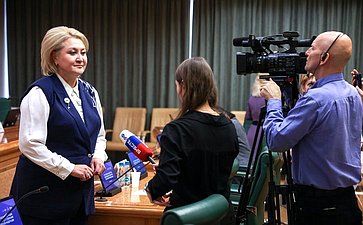 Сенаторы приняли участие в сдаче пробного Единого государственного экзамена
