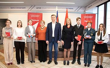 Артем Малащенков вручил паспорта смоленским школьникам из региональной организации «Движение Первых»