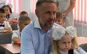 Олег Алексеев побывал в школе села Куриловка и поздравил учащихся и педагогов с Днем знаний