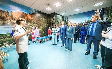 Сенаторы посетили Школу креативных индустрий на базе Окружного Дома народного творчества и Центр народных художественных промыслов и ремесел