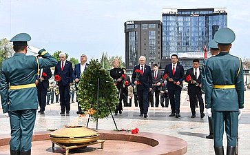 Церемония возложения цветов к Вечному огню на Площади Победы