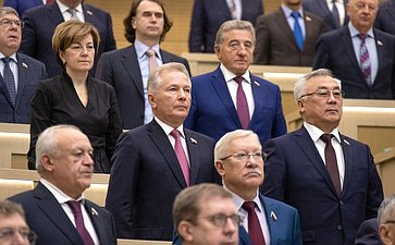 Сенаторы слушают гимн России перед началом 471-го заседания Совета Федерации