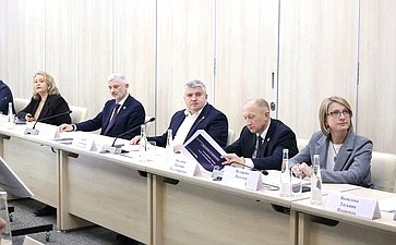 Евгений Дитрих совместно с губернатором Новгородской области Александром Дроновым и статс-секретарём – заместителем генерального директора Корпорации МСП Натальей Коротченковой провёл встречу с представителями малого и среднего предпринимательства