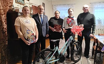 В канун Нового года тринадцатилетняя Арина из села Кузнецы Орловской области получила в подарок горный велосипед, как и просила в своем письме, оставленном на «Ёлке желаний»