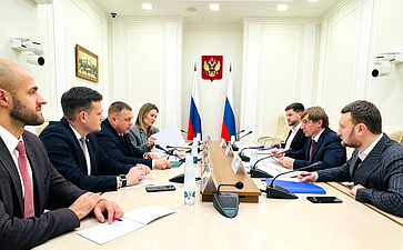 В Совете Федерации прошла рабочая встреча координатора Палаты молодых законодателей (ПМЗ) Игоря Кастюкевича с руководителем Росмолодёжи Григорием Гуровым и представителями ПМЗ