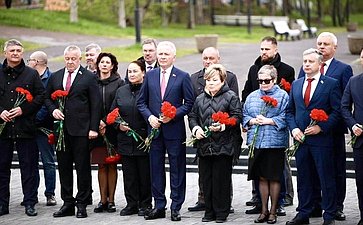 Церемония возложения цветов и венков состоялась в Парке Победы Петропавловска-Камчатского