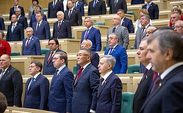 468-е заседание Совета Федерации. Сенаторы исполняют гимн России