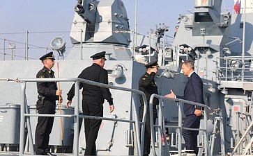 Сенаторы Российской Федерации посетили базу Каспийской флотилии и провели осмотр построенных для военнослужащих многоквартирных домов