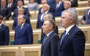 Сенаторы слушают гимн России перед началом 464-го заседания Совета Федерации
