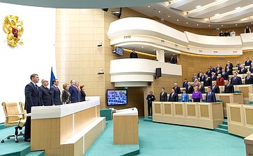 Сенаторы исполняют гимн России перед началом 447-го заседания Совета Федерации