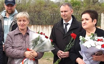 Лариса Мельник почтила память Героя России Владимира Чепы в Минусинске