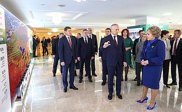 Глава Совета Федерации и губернатор Томской области осмотрели выставку, посвященную региону