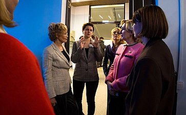 Сенаторы посетили московский Единый центр поддержки участников СВО и их семей