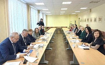 Лариса Круглова приняла участие в заседании комитета по образованию и науке Мурманской областной думы