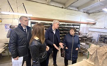 Елена Бибикова в ходе поездки в регион посетила завод «Псковский гончар»