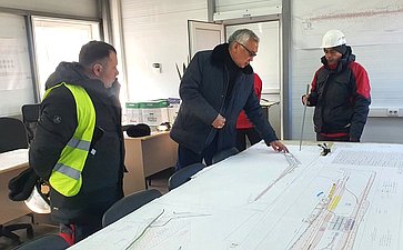 Баир Жамсуев в ходе рабочей поездки по региону посетил строительную площадку зернового железнодорожного терминала в поселке городского типа Забайкальск