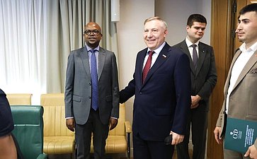 Александр Варфоломеев провел встречу с делегацией Законодательного Собрания Северо-Западной провинции Южно-Африканской Республики при участии Палаты молодых законодателей при Совете Федерации