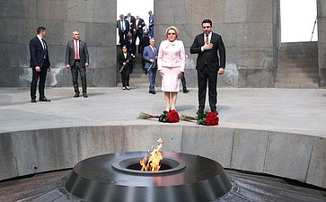 Сенаторы РФ посетили Мемориал памяти жертв геноцида армян «Цицернакаберд» и возложили цветы к Вечному огню