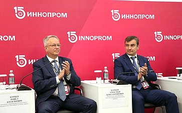 Александр Высокинский выступил модератором экспертной сессии первого дня международной промышленной выставки ИННОПРОМ в Екатеринбурге (фото Руслан Казаков)