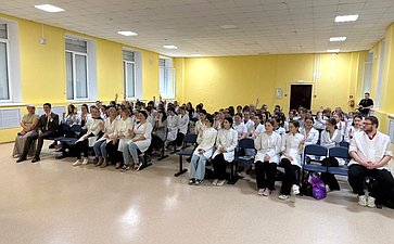 Роман Маслов вместе с председателем Молодёжного парламента города Череповца Антоном Плёнкиным посетили медицинский колледж