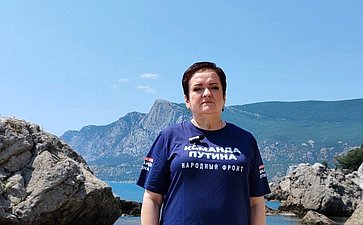 Лариса Мельник вместе с командой Народного фронта вновь водрузили флаг России на живописном берегу бухты Ласпи