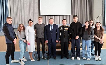 Денис Гусев провел встречу студентов Ненецкого АО с моряком-подводником