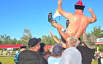 Баир Жамсуев принял участие в мероприятиях XIX открытого чемпионата региона по бурятской борьбе «Барилдаан» — «Большой приз Алханая», посвященном 80-летию Великой Победы и Году защитника Отечества