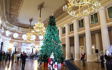 По инициативе В. Матвиенко в Таврическом дворце Санкт-Петербурга организована Рождественская елка для детей участников СВО