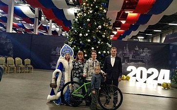 Андрей Епишин исполнил новогоднее пожелание 14-летнего Данилы из поселка Восток, который мечтал о горном велосипеде