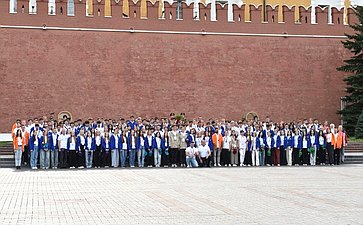 Участники «Поезда Памяти» возложили цветы к Могиле Неизвестного Солдата в Александровском саду и посетили Кремль
