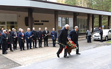 Сенаторы возложили цветы к памятнику испытателям отечественного ядерного оружия