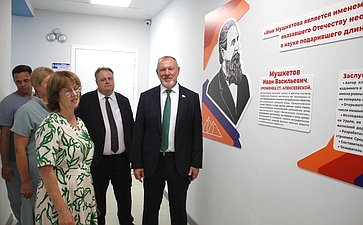 Сергей Горняков принял участие в торжественной линейке средней школы имени И.В. Мушкетова, обновленной после капитального ремонта